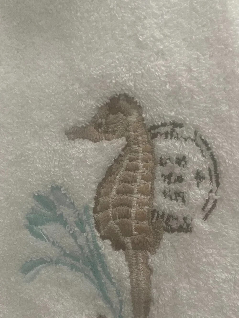 AVANTI HOME HAND TOWELS EMBROIDERED SEAHORSE DESIGN S/4 WHITE TAN NWOT COASTAL